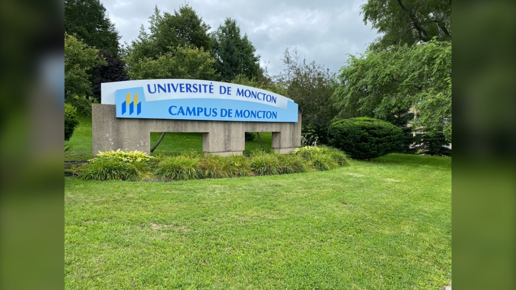 A sign outside of the Université de Moncton. (Derek Haggett./CTV Atlantic)